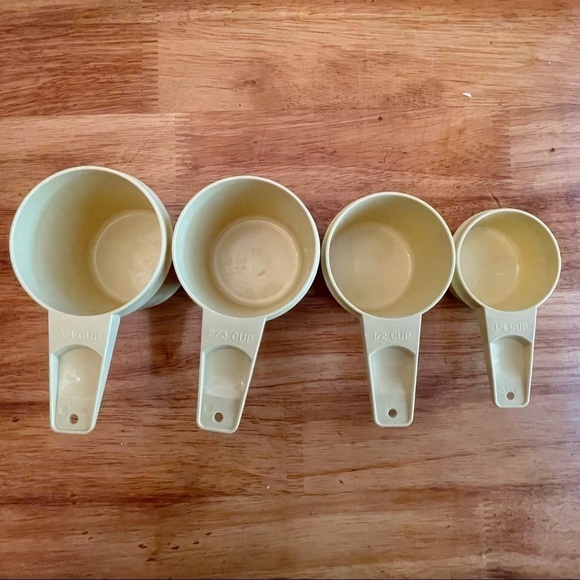 Tupperware Vintage Harvest Yellow Measuring Cup Set of 4 - Picture 1 of 2